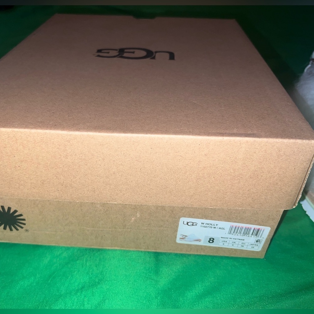 New UGG Fluffy White/ Mint Green Holly Sandals with Buckle size 39 - Picture 10 of 10
